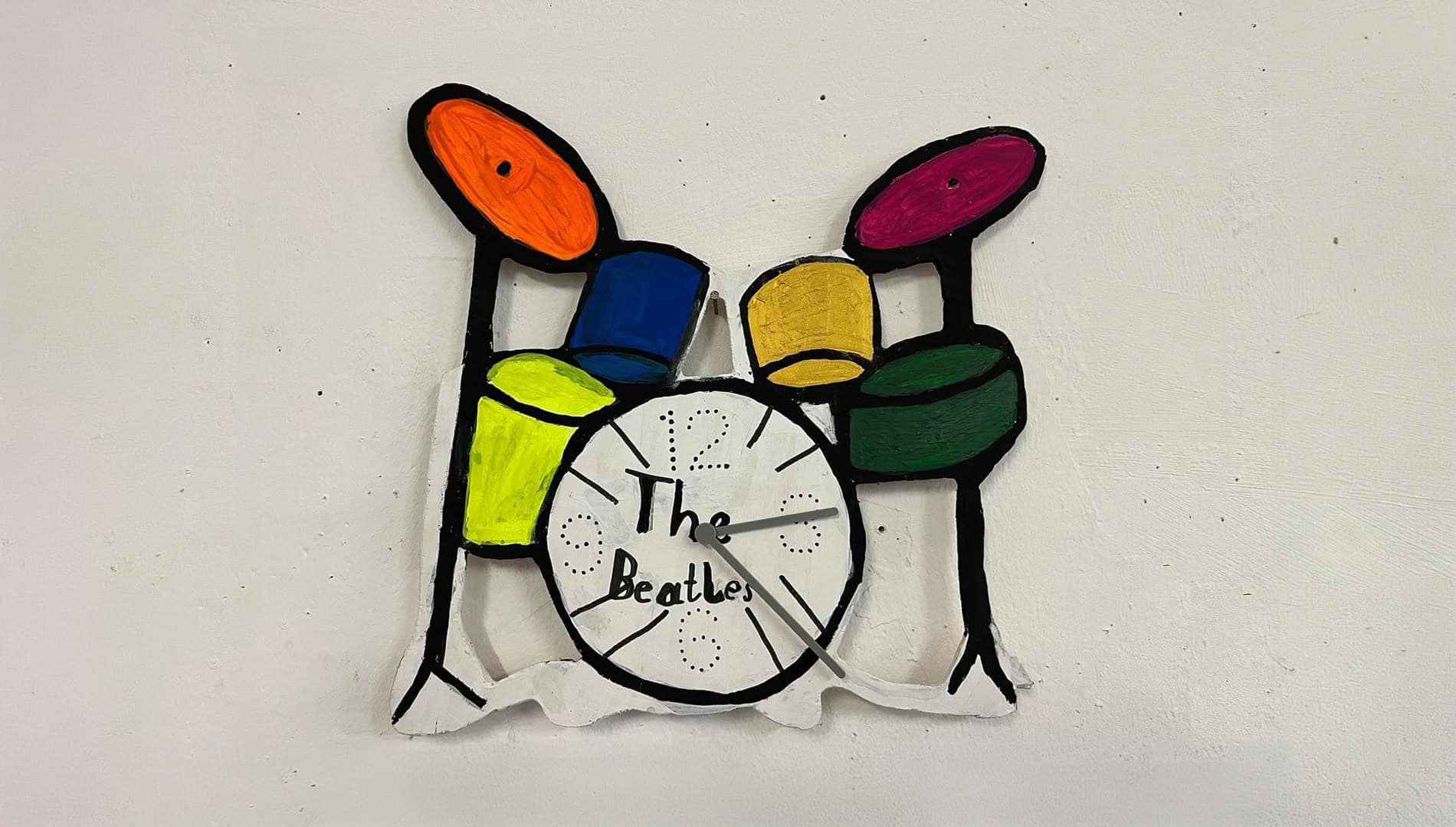 Uhr in Form eines Schlagzeugs, erstellt in der Kunstwerkstatt Kinderforum van de Loo